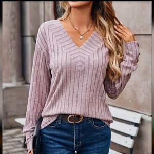 Lavender Ribbed V-Neck Sweater with Tortoise Button Cuffs - Size Large
